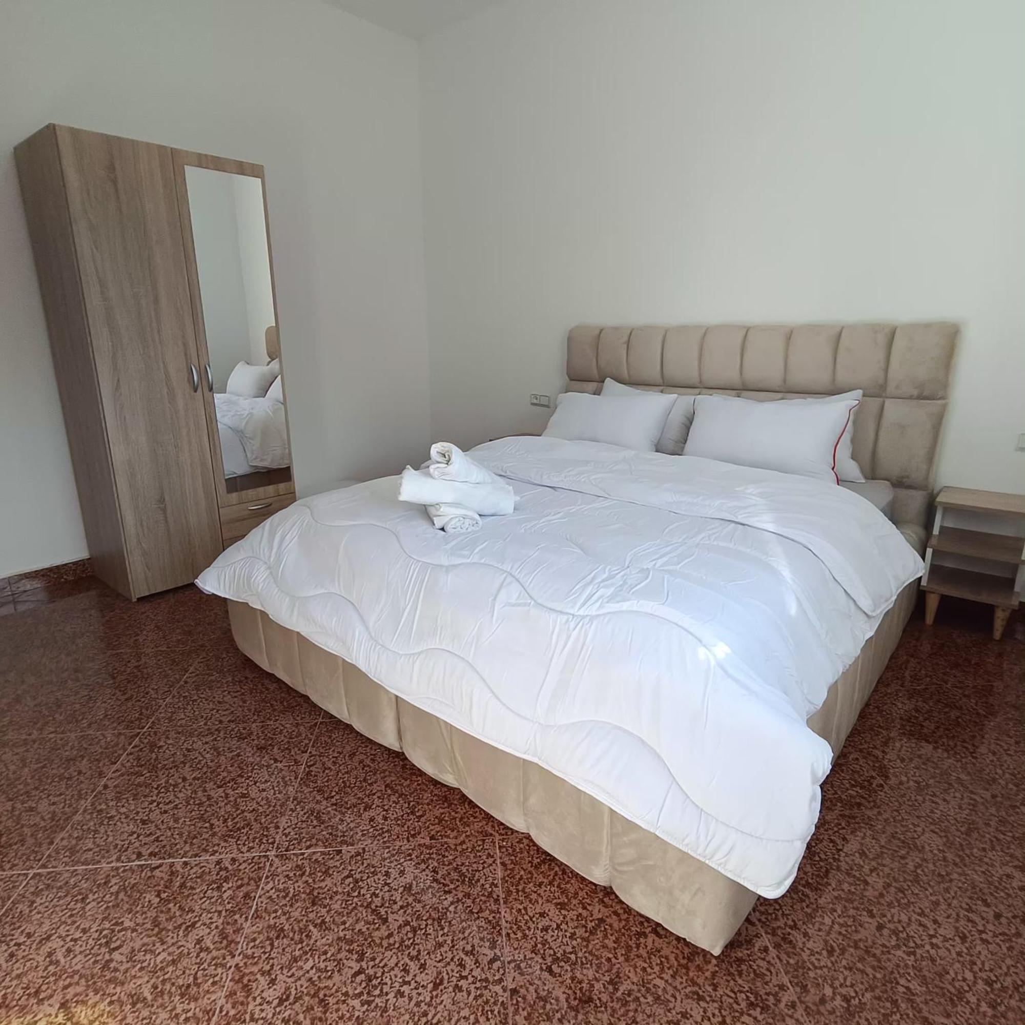 Spacieuse 2 Bedroom Fast Wi-fi Apartment