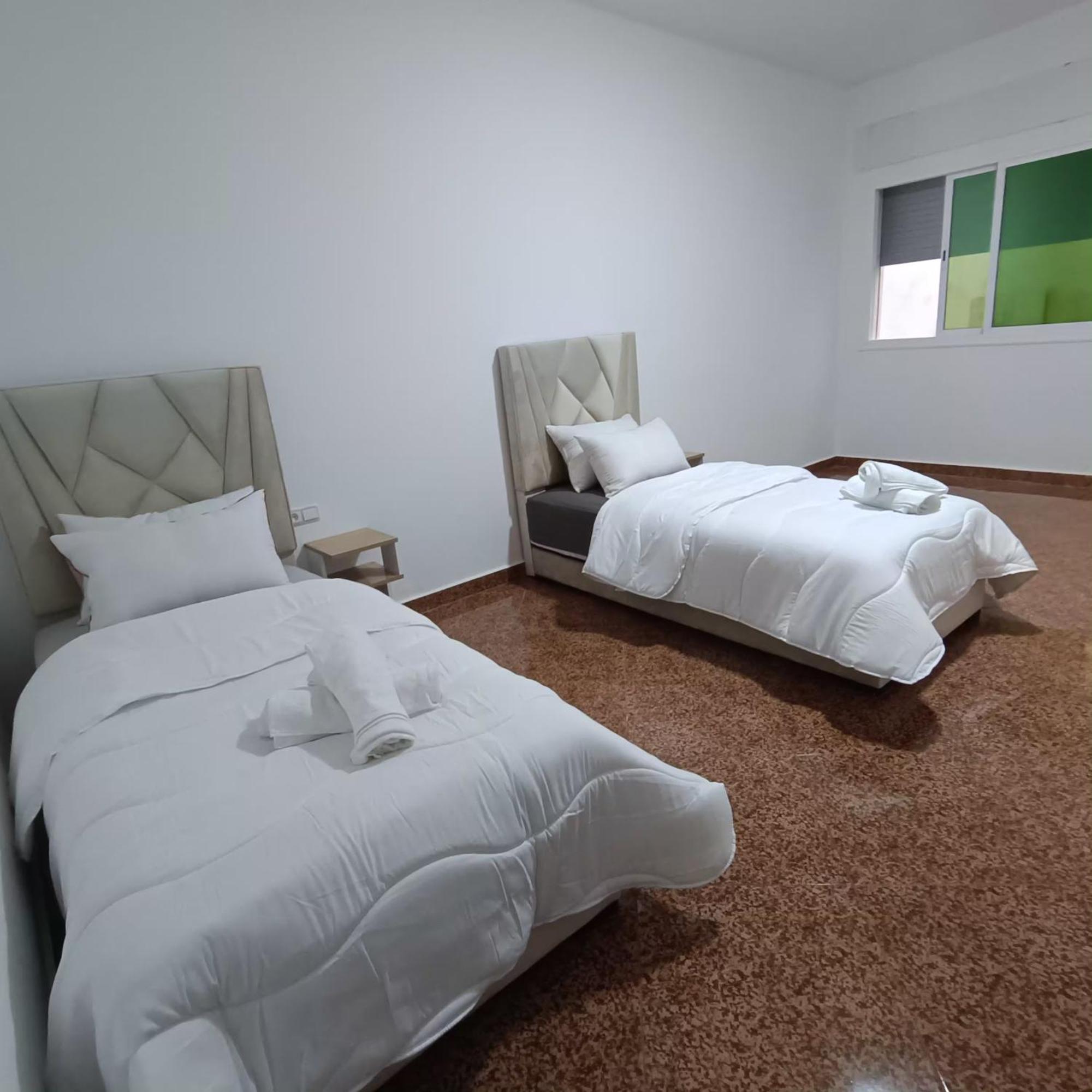 Spacieuse 2 Bedroom Fast Wi-fi Apartment *